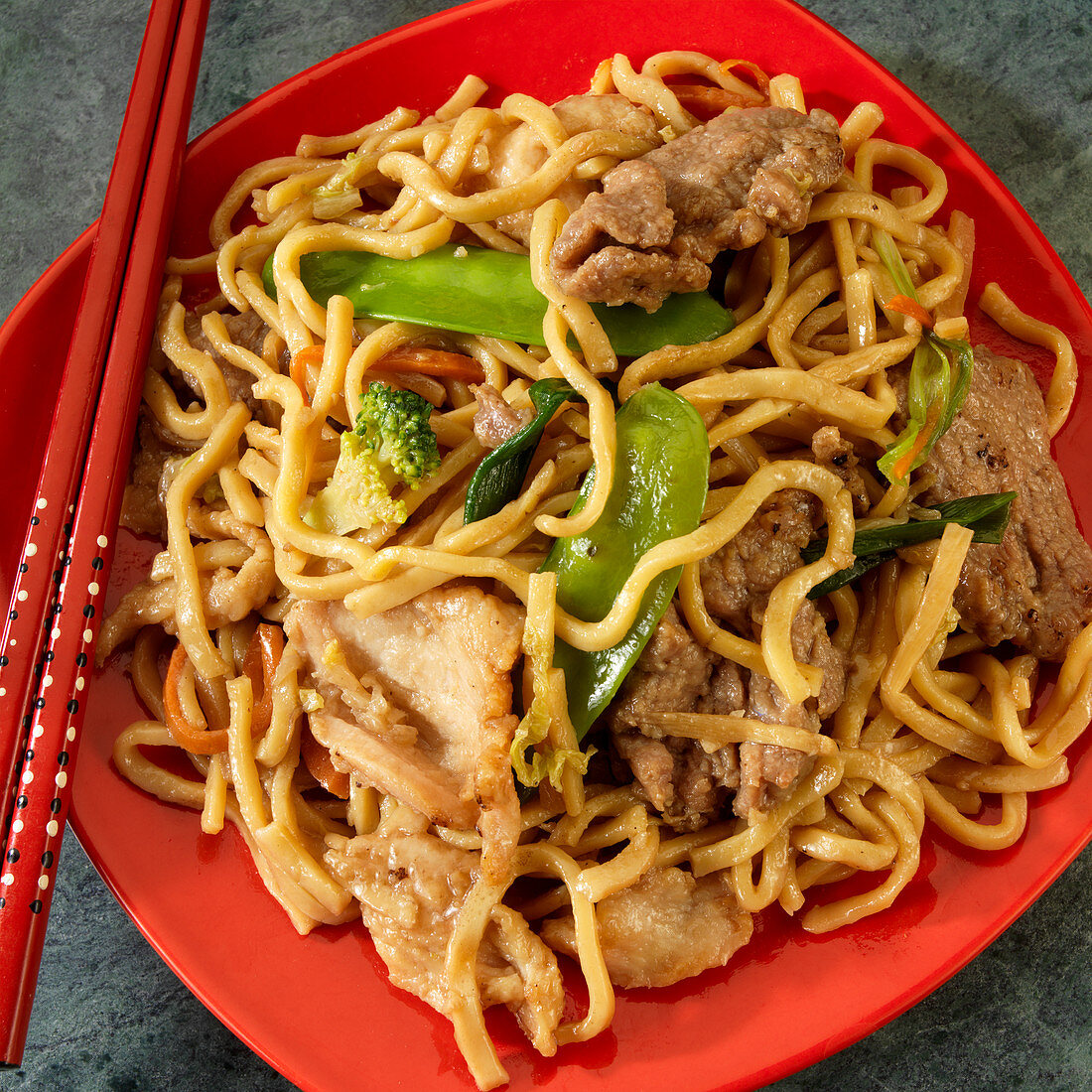 Lo Mein Nudeln mit Rindfleisch und Hähnchenfleisch