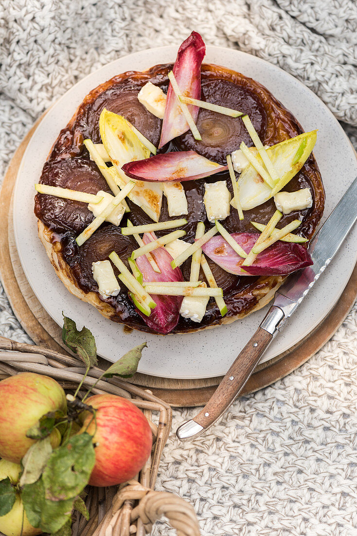 Onion tart with brie, apple sticks and chicory