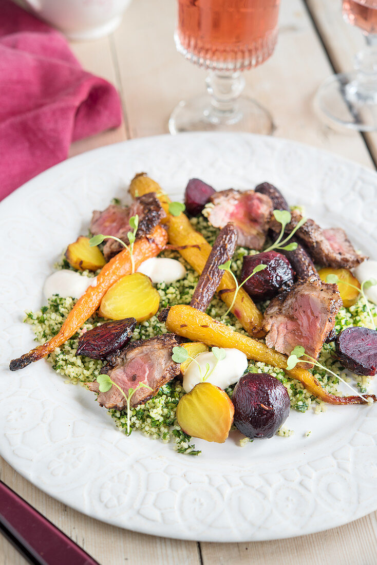 Lammfleisch mit Rote Bete auf Kräuter-Couscous