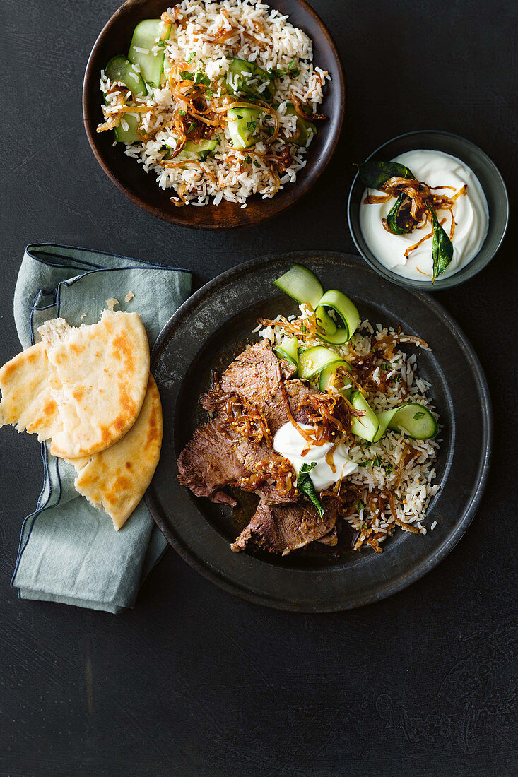 Roastbeef indische Art mit Reis und Naan-Brot