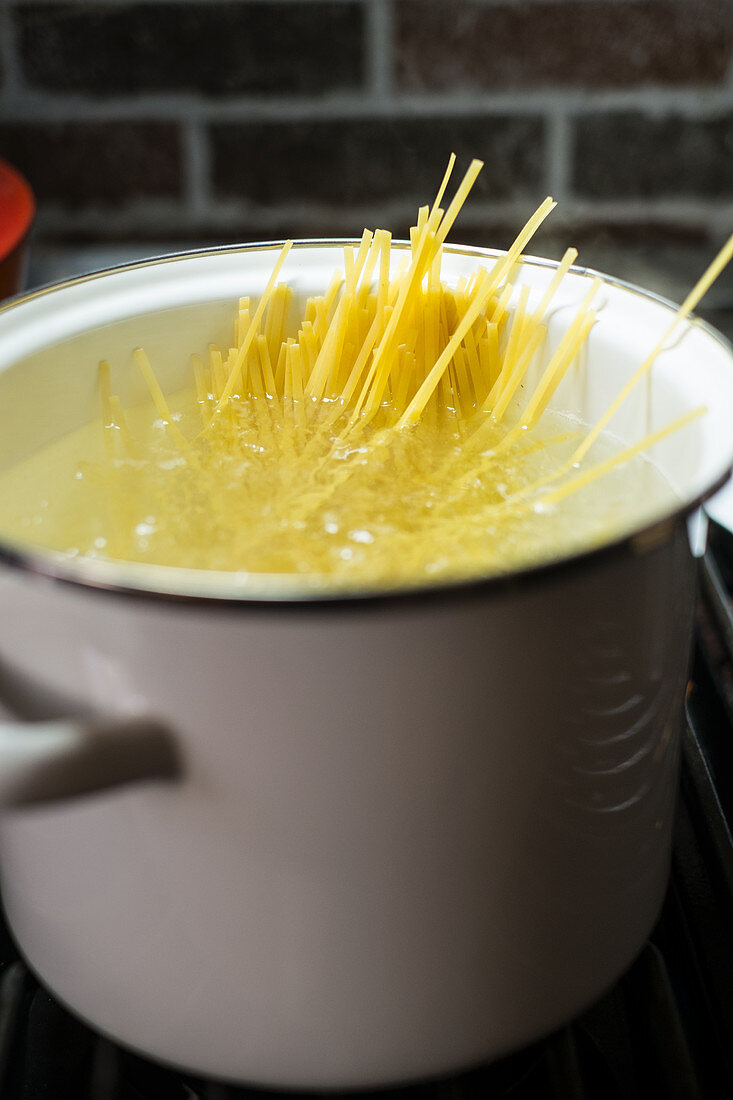 Spaghetti in boiling salt water