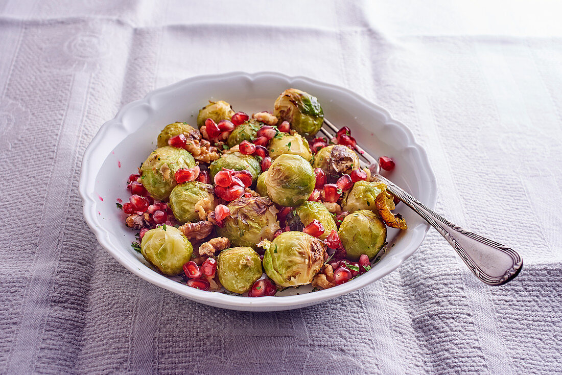 Rosenkohl mit Granatapfelkernen und Nüssen