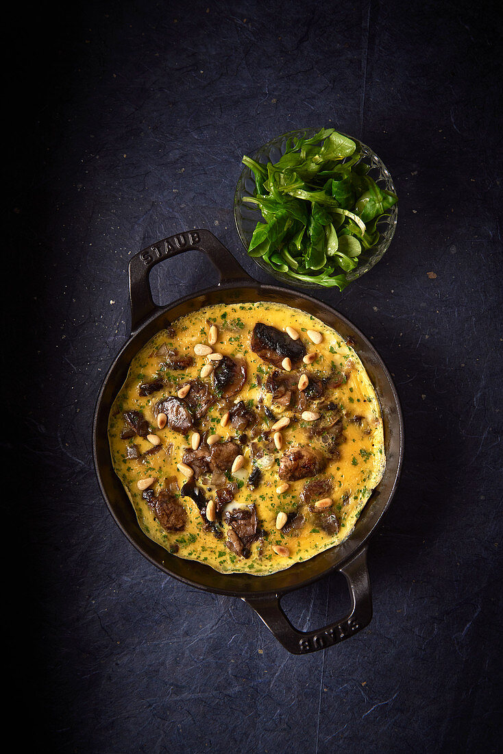 Mushroom omelette with pine nuts
