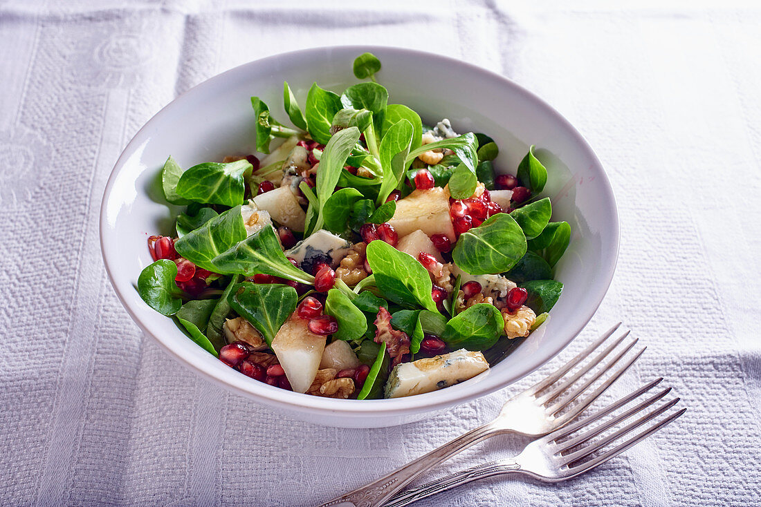 Feldsalat mit Birnen, Gorgonzola Granatapfelkernen und Nüssen