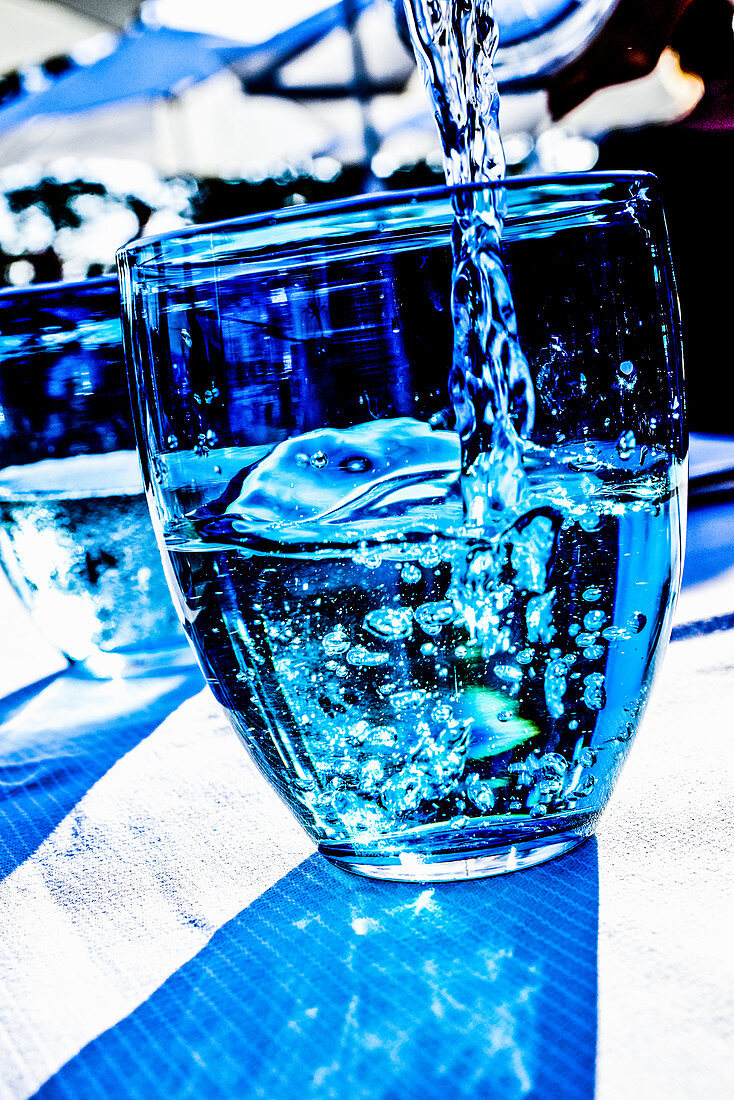 Wasserglas mit blauem Effektlicht