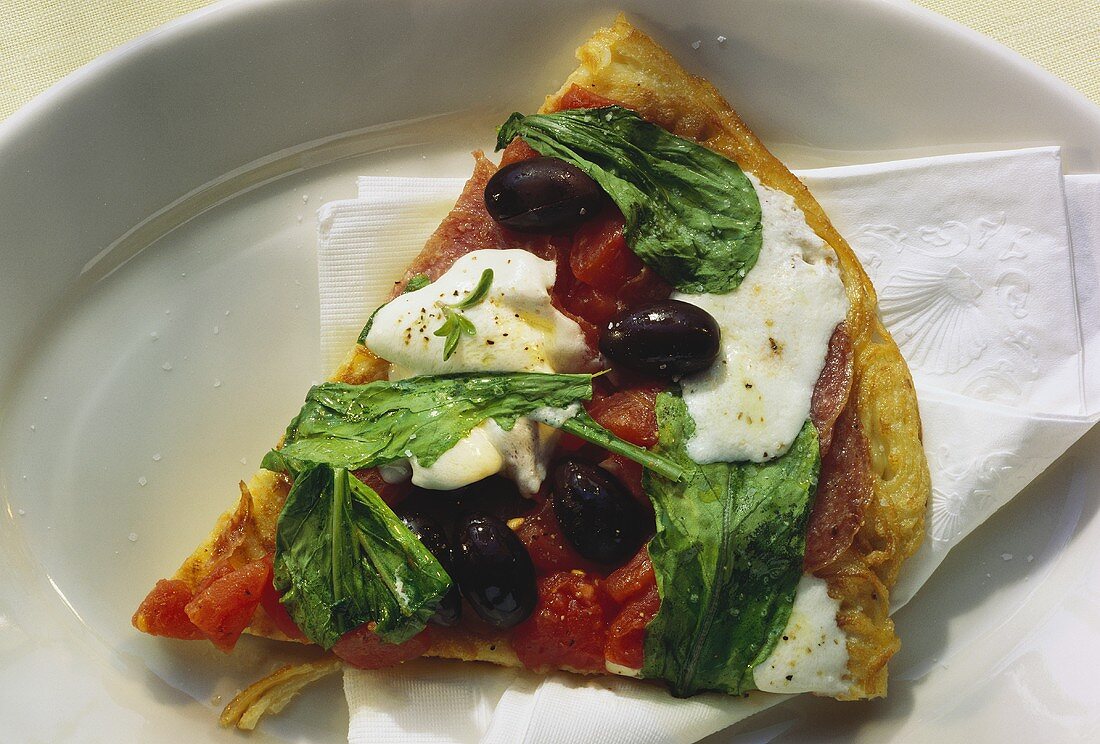 Stück Spaghettipizza mit Oliven,Tomaten,Mozzarella & Rucola