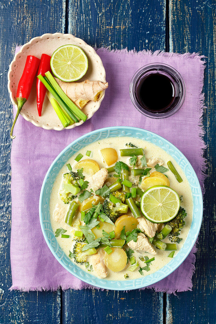 Green chicken curry with potatoes, beans and broccoli (Asia)