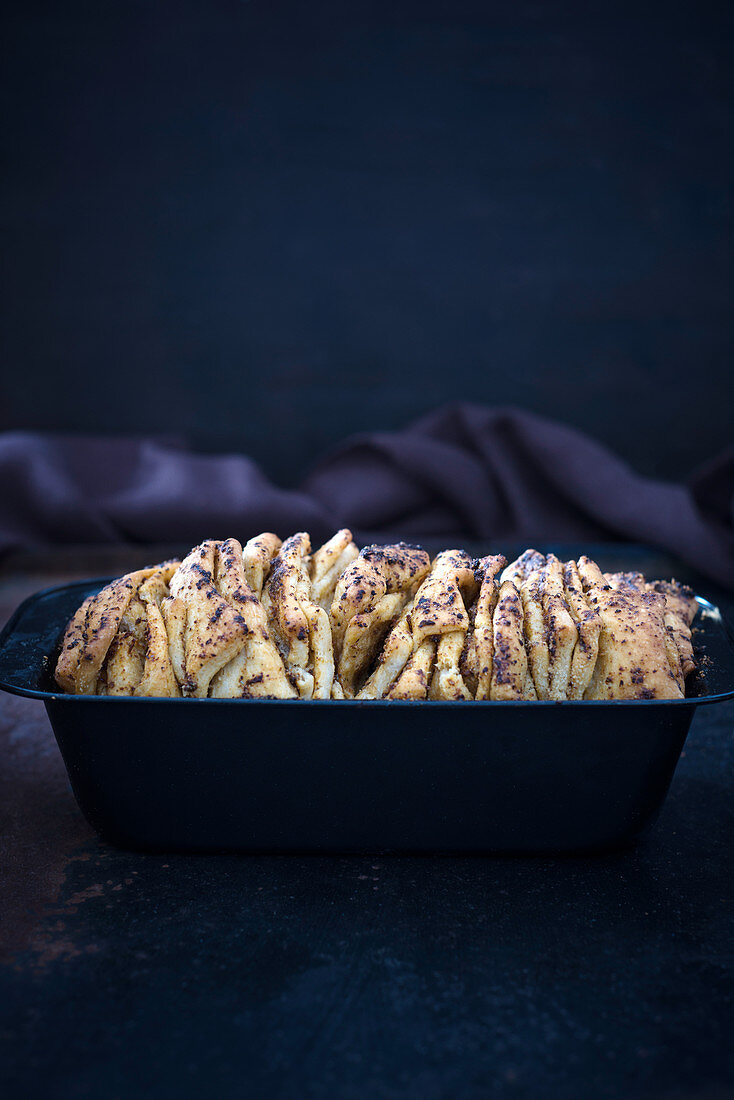 Veganes Zupfbrot mit rotem Pesto in der Backform