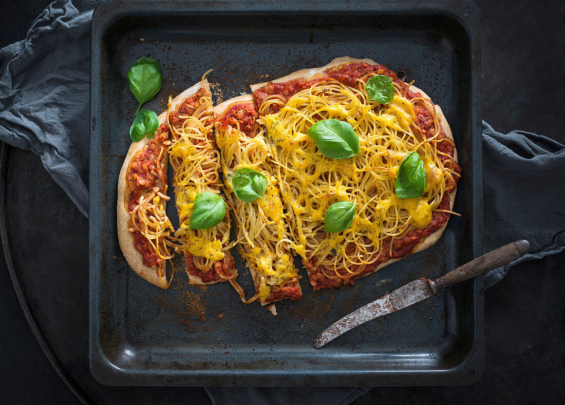 Vegane Spaghetti-Bolognese-Pizza, überbacken mit Hefeschmelz
