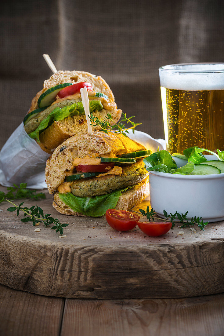 Vegane Falafel-Sandwiches mit Chili-Hummus serviert mit Bier