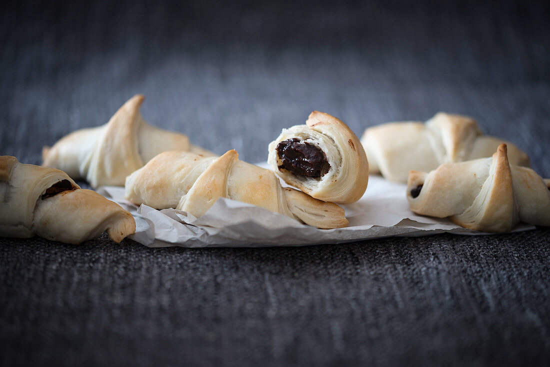 Vegan puff pastries filled with a sugar-free chocolate spread