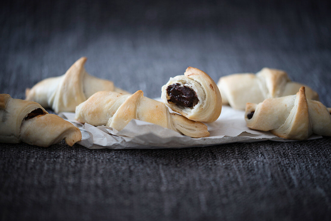 Vegane Blätterteighörnchen gefüllt mit zuckerfreiem Schokoaufstrich