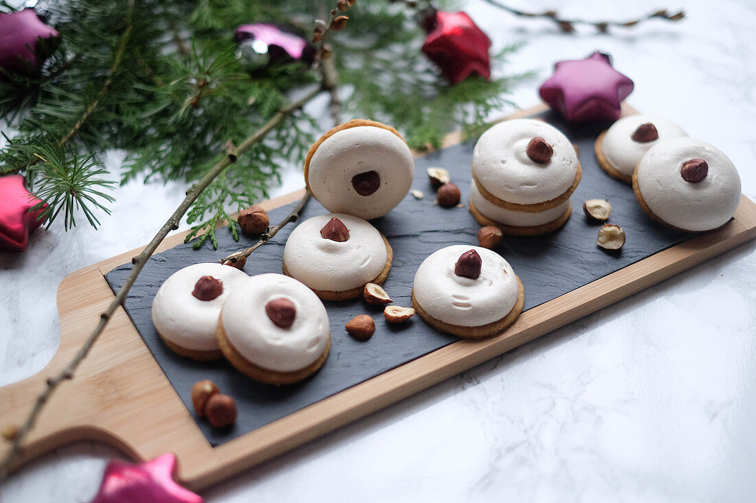 Haselnuss-Baiser-Kekse zu Weihnachten