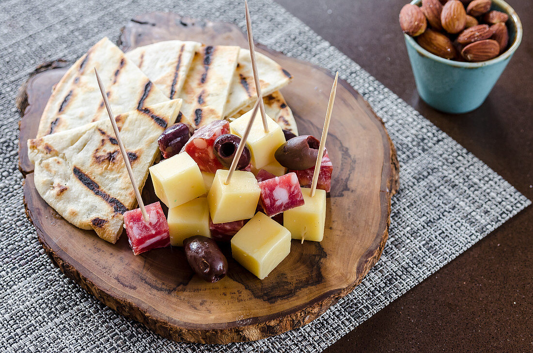 Wurst-Käse-Platte mit Salami, Kalamata-Oliven und Focaccia