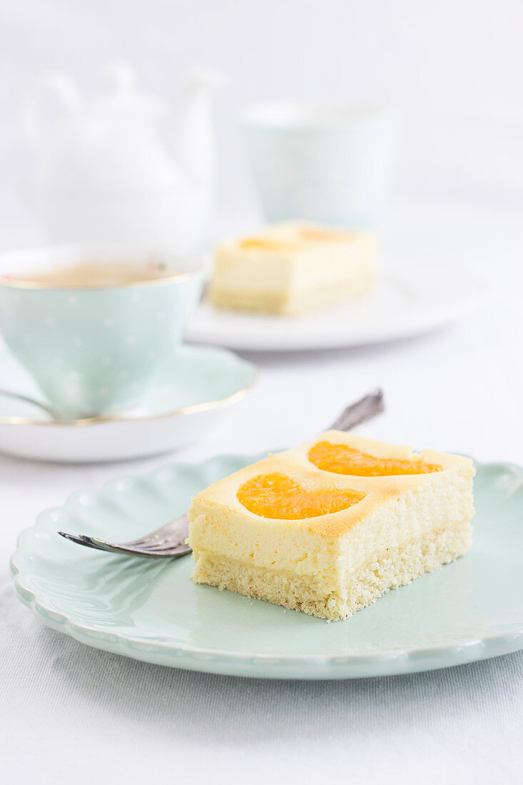 Juicy mandarin cheesecake tray bake