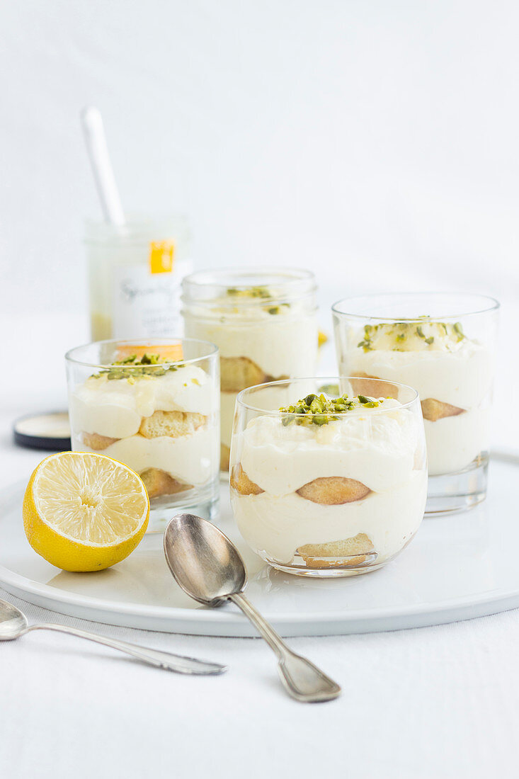 Lemon tiramisu with lemon curd