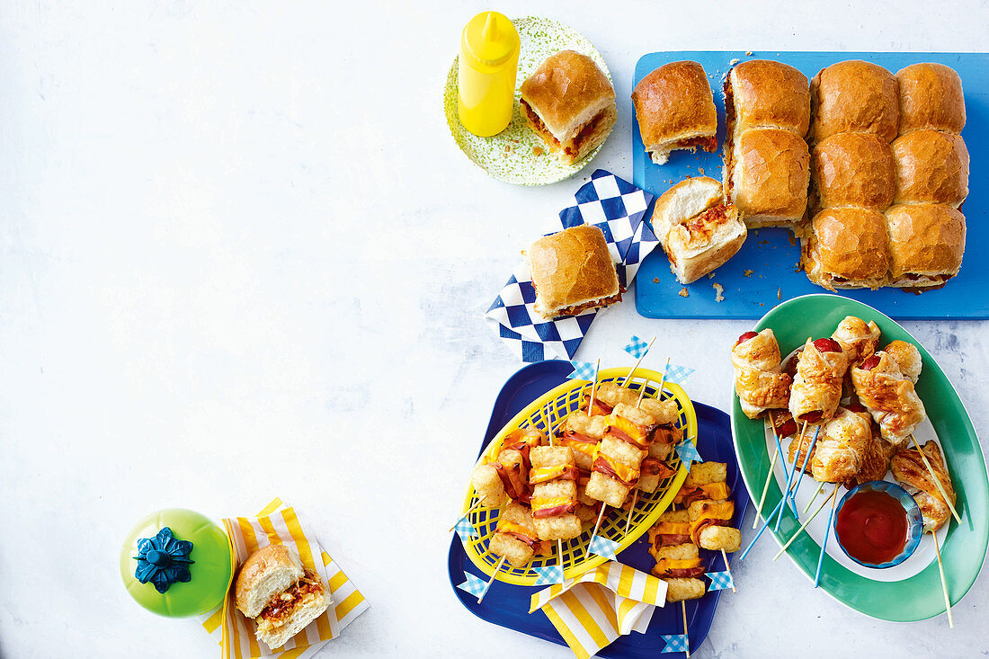 Brötchen mit Hackbällchen, Würstchen im Schlafrock und Spiesssechen mit Kartoffelchips, Schinken und Käse