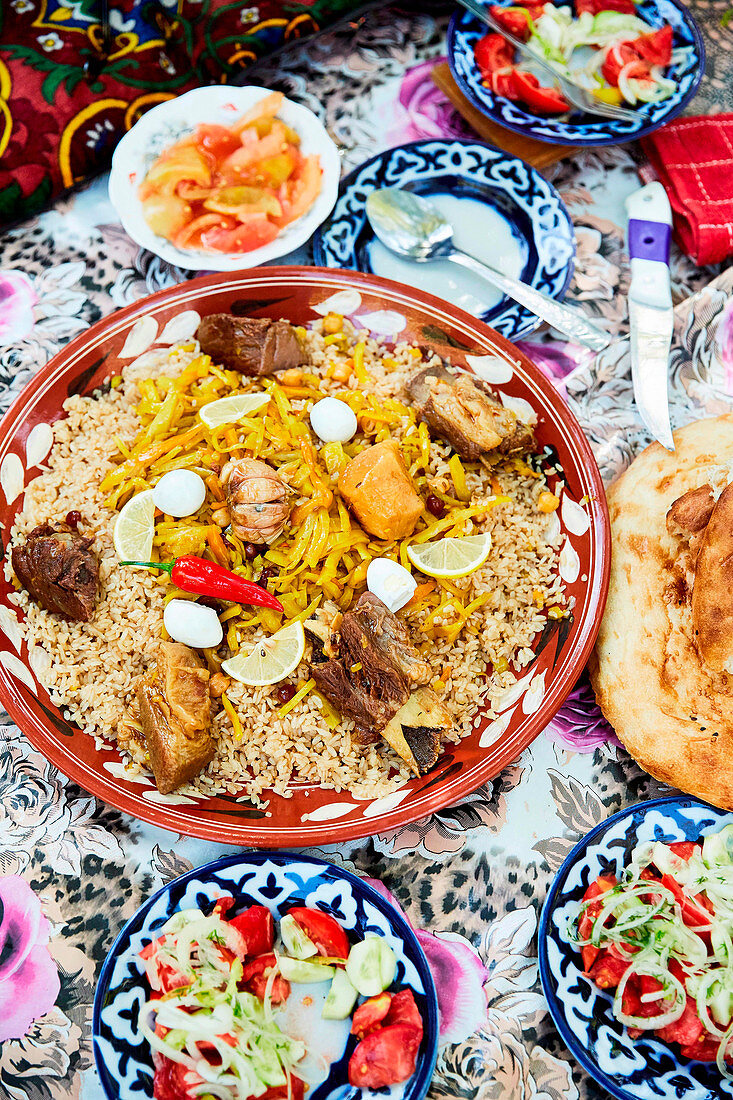 Plov (Nationalgericht mit Reis und Brot aus Usbekistan)