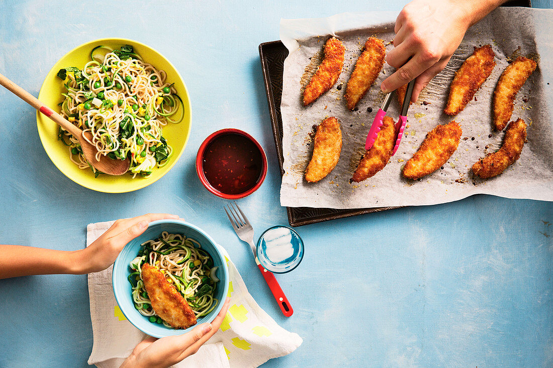 Paniertes Hähnchen mit Honig-Soja-Marinade und mit Vollkornnudeln und Zoodles