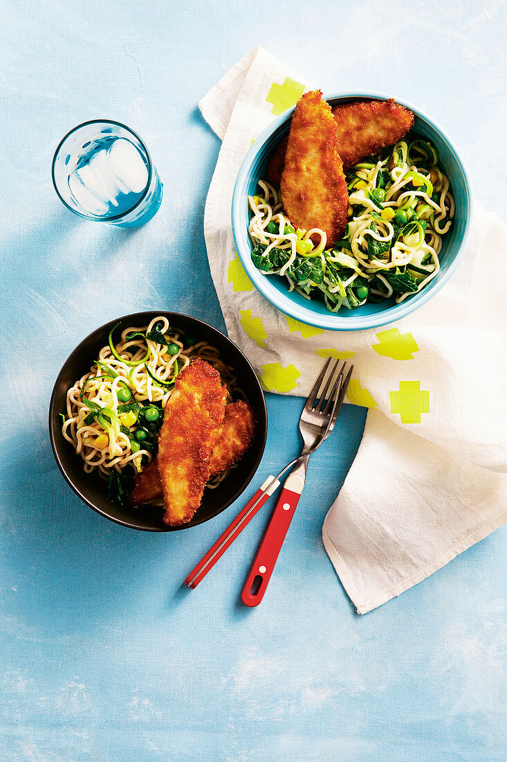 Paniertes Hähnchen mit Honig-Soja-Marinade und mit Vollkornnudeln und Zoodles