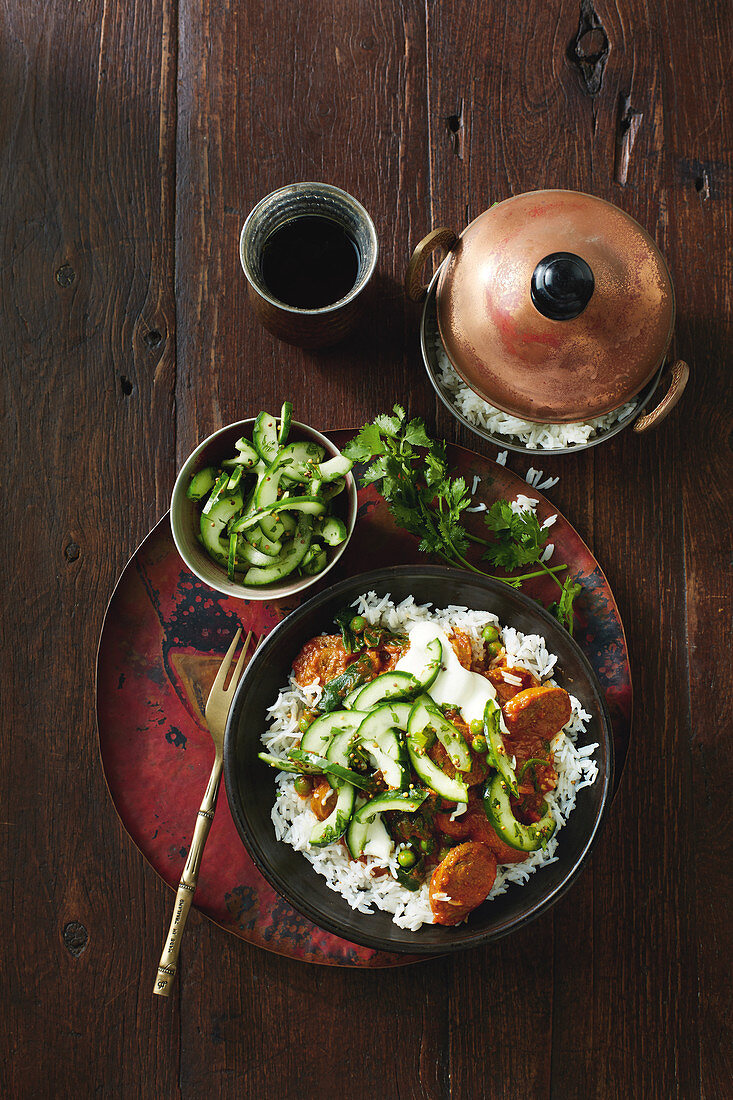 Madras mit Lammwürstchen und Gurkensalat