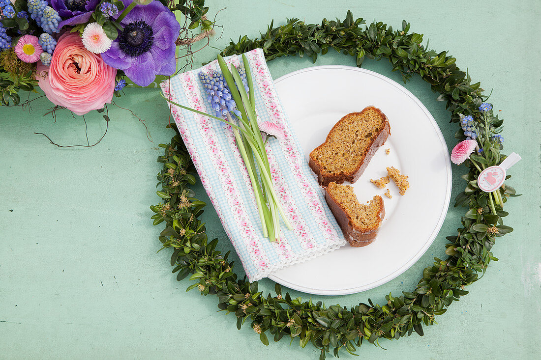 Österliches Tischgedeck mit Buchskranz und Rüblikuchen