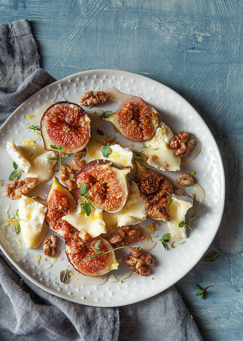 Warm figs with brie, honey and walnuts