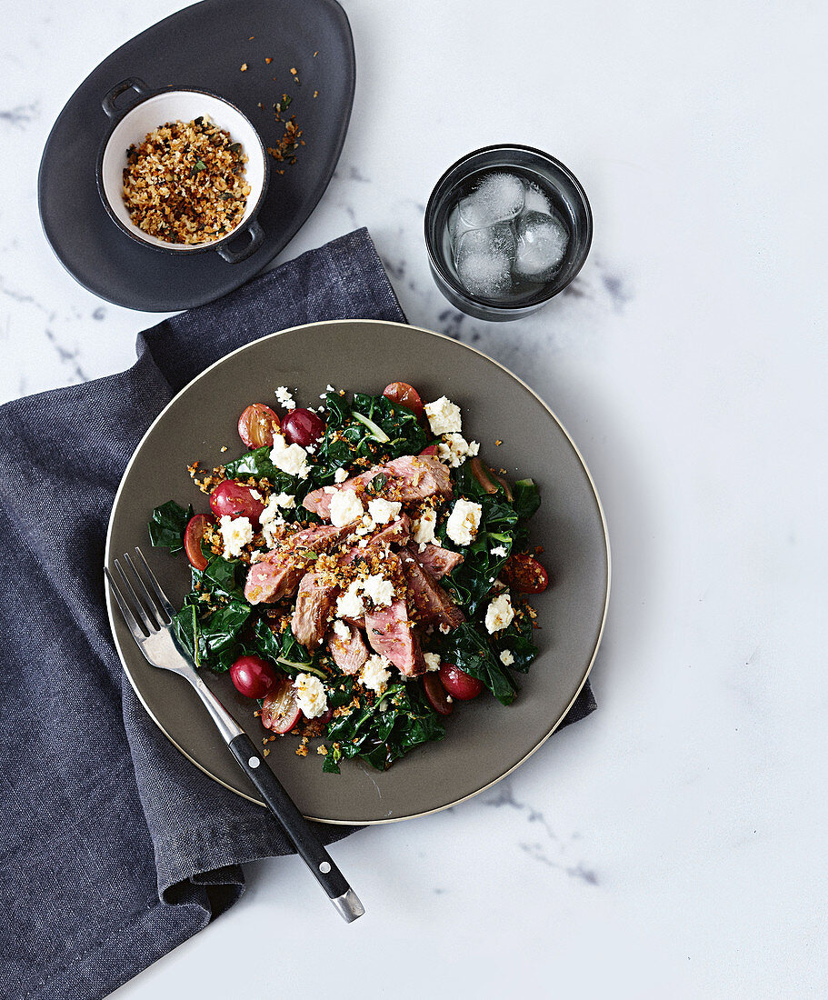 Lamm auf warmem Mangoldsalat mit Trauben