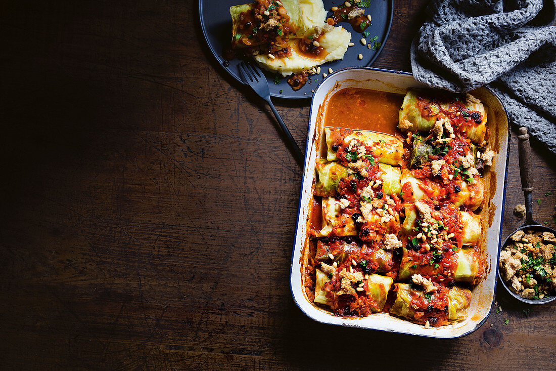 Braised cabbage rolls filled with minced meat