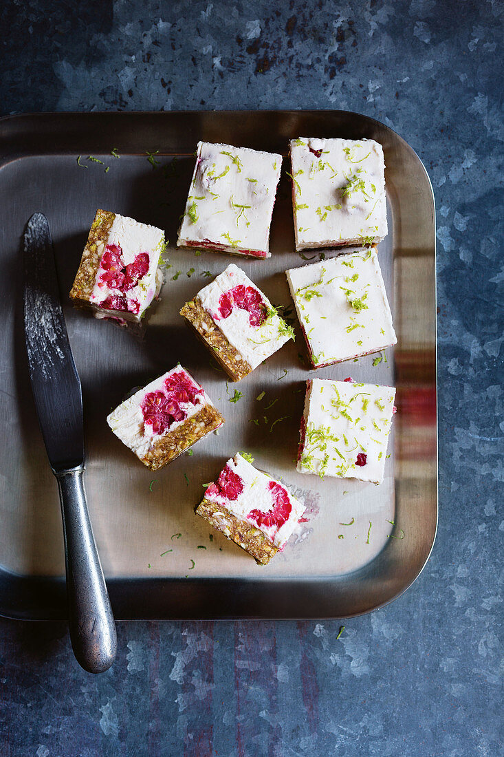 Limettencremeschnitten mit Himbeeren