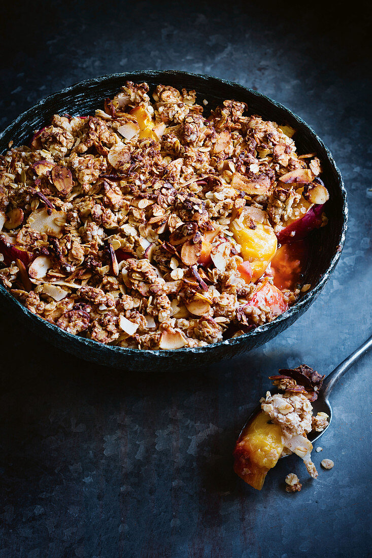 Crumble mit Pfirsichen, Passionsfrüchten und Honig