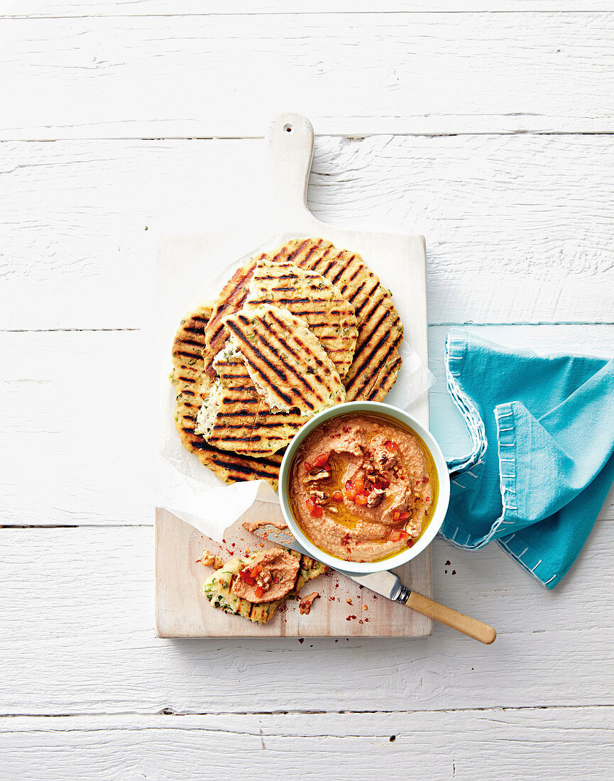 Rotes Baba Ghanoush mit Fladenbrot (Arabien)