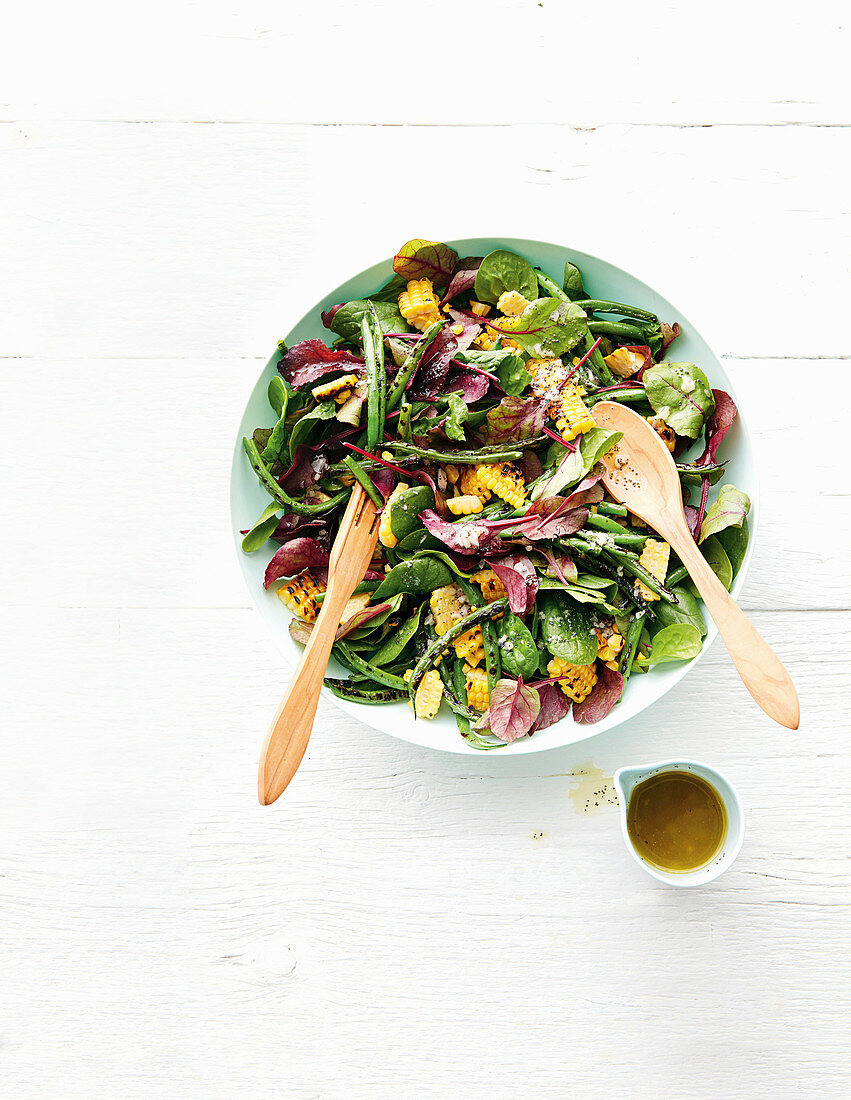 Salat mit Mais, grünen Bohnen, Spinat und Mohndressing