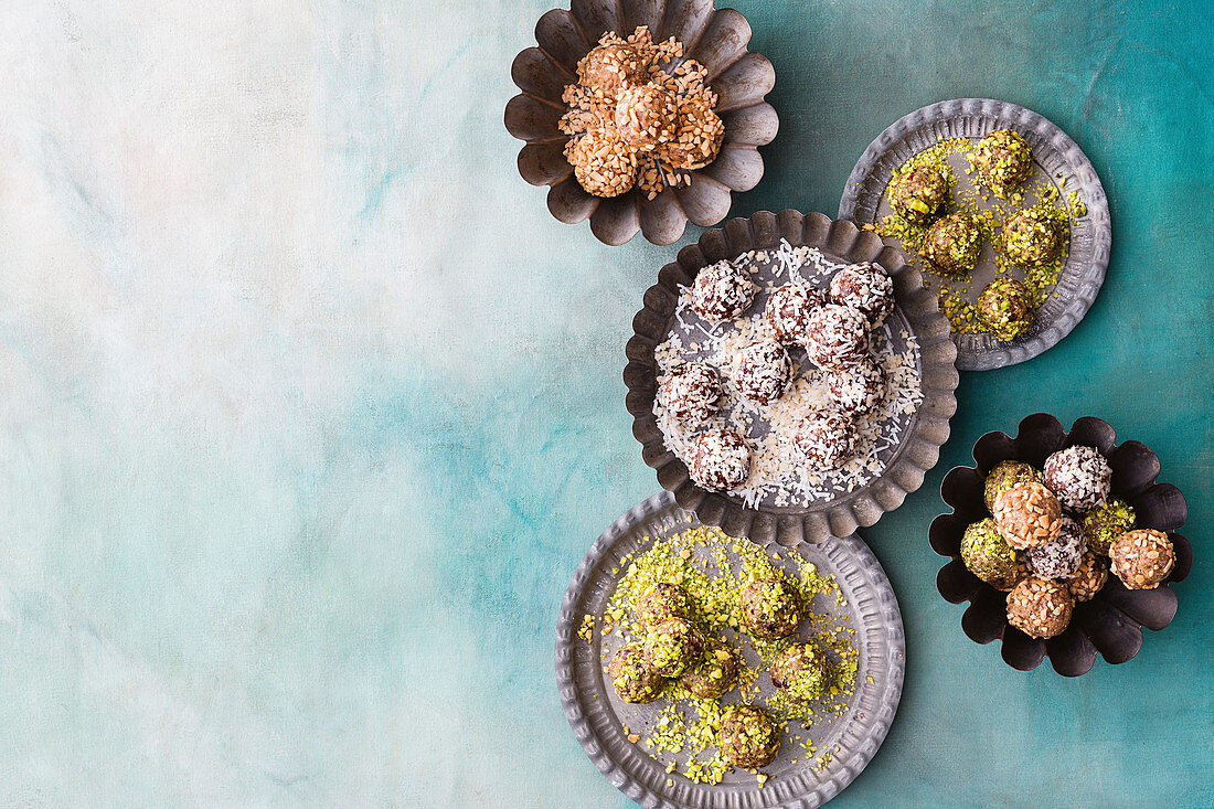 Drei verschiedene glutenfreie Bliss Balls