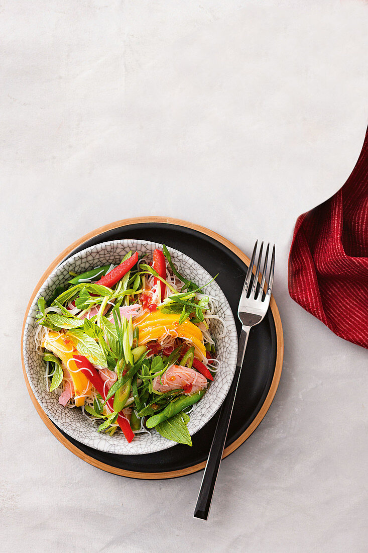 Reisnudelsalat mit Schinken und Mango