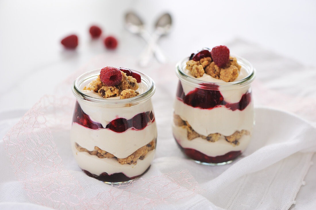 Veganes Crumble Dessert im Glas mit Waldbeeren, Vanillecreme und gebackenen Knusperstreuseln