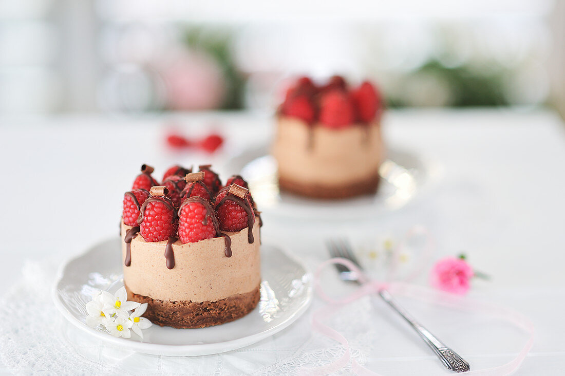 Chocolate mousse tarts with raspberries (vegan)