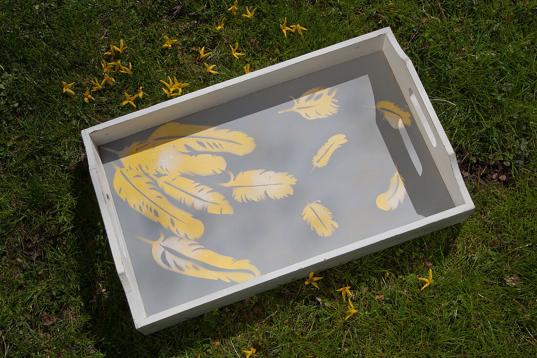 Tray with hand-made feather pattern