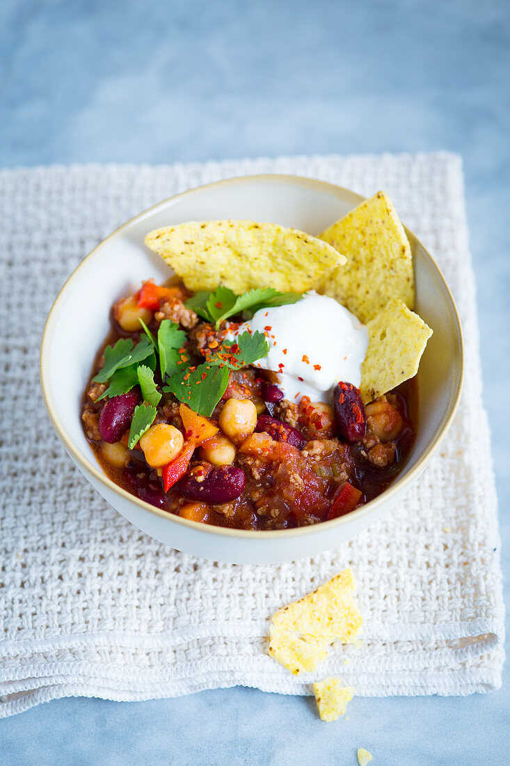 Chili con Carne mit Bohnen und Kichererbsen in Schälchen