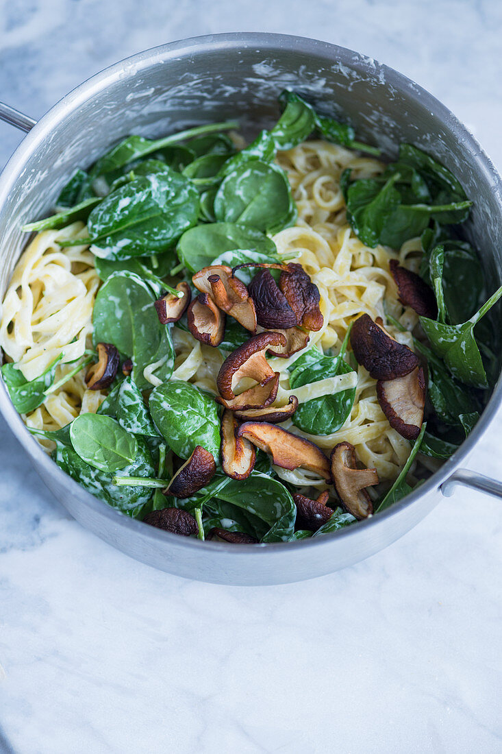 Fettuccine mit Spinat, Pilzen und karamellisierten Zwiebeln