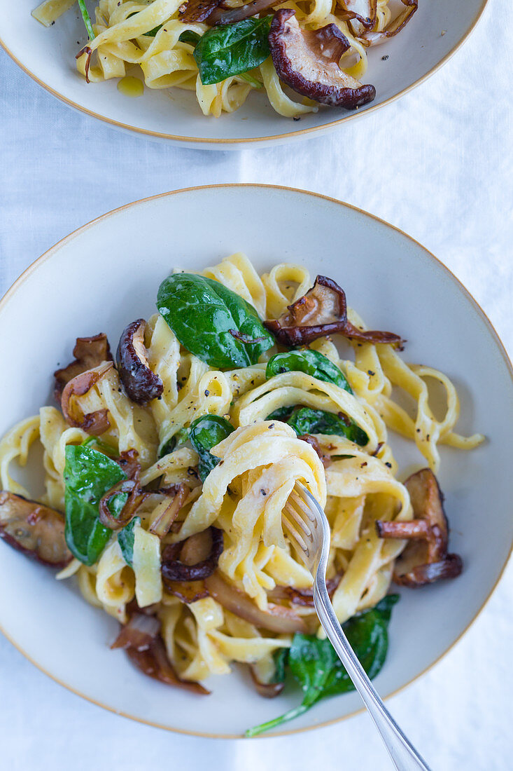 Fettuccine mit Spinat, Pilzen und karamellisierten Zwiebeln