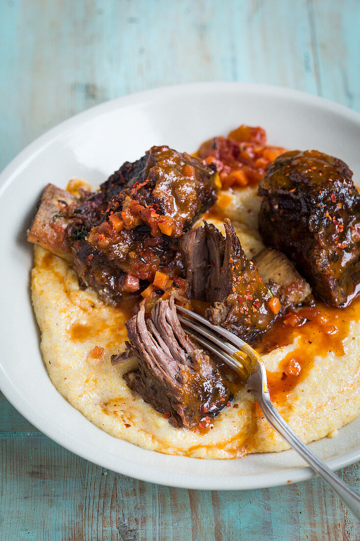 Rippchen auf italienische Art mit Polenta