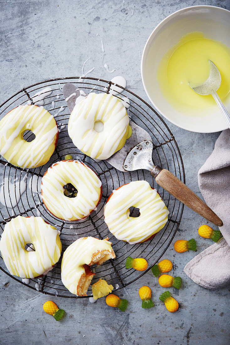 Ananas Donuts auf Kuchengitter