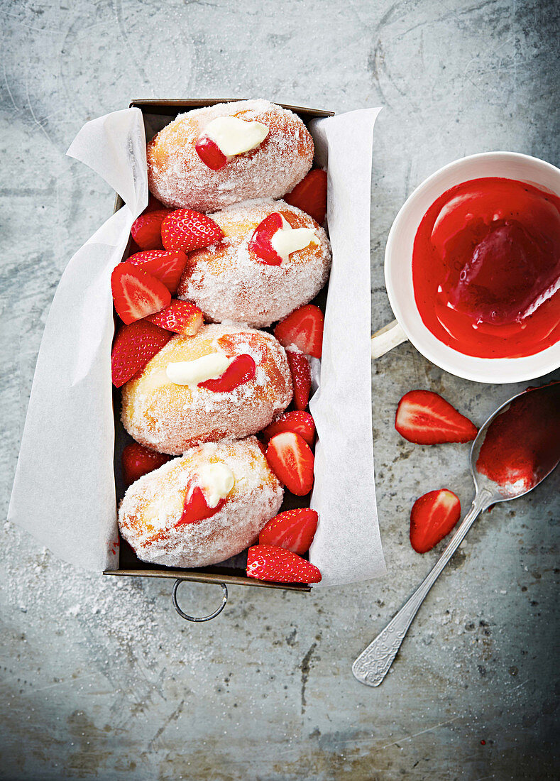 Gefüllte Erdbeer-Donuts mit Sahne