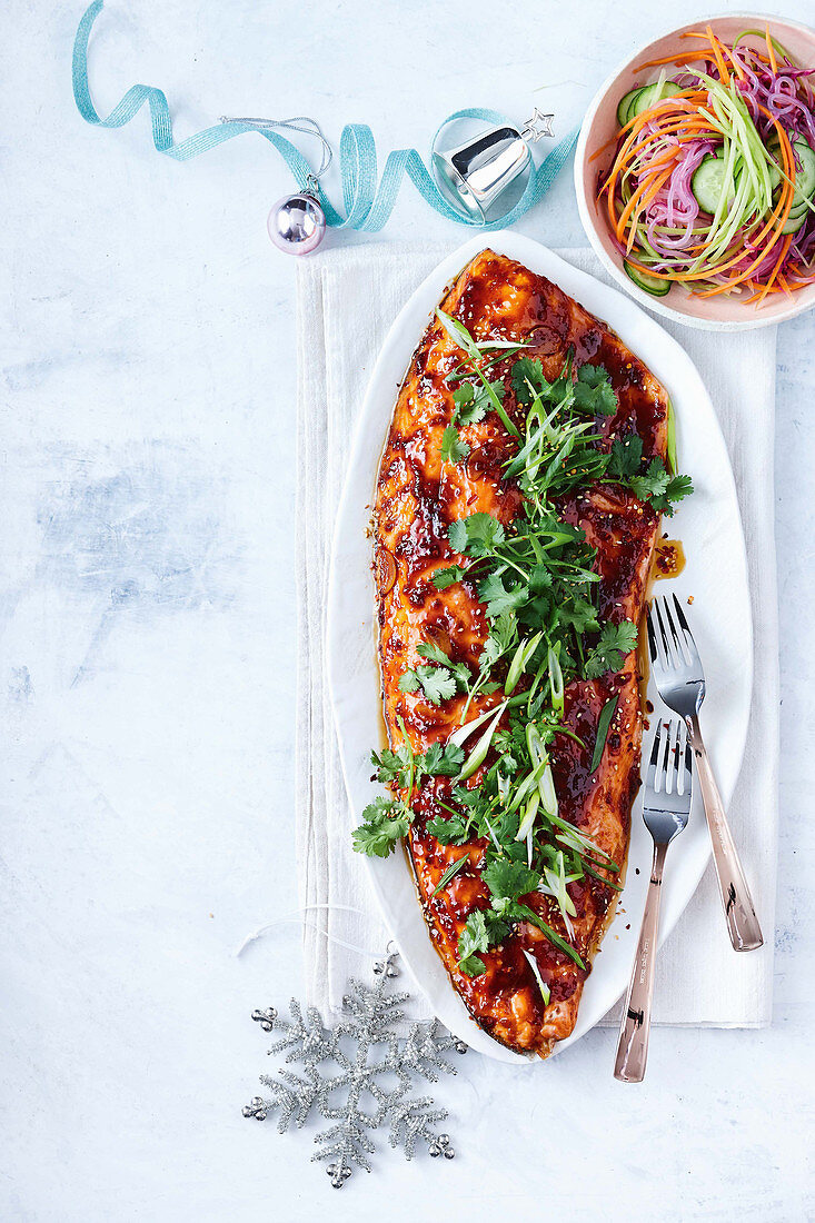 Marinierter Lachs mit Kräutern und Gemüsesalat