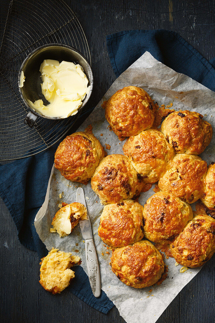 Zwiebel-Käse-Brötchen auf Backpapier mit Butter