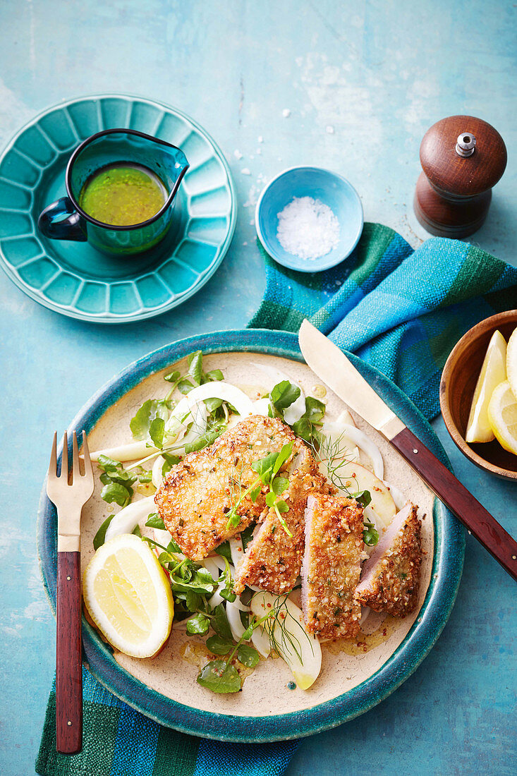 Kalbsschnitzel mit Quinoakruste und Fenchel-Apfelsalat