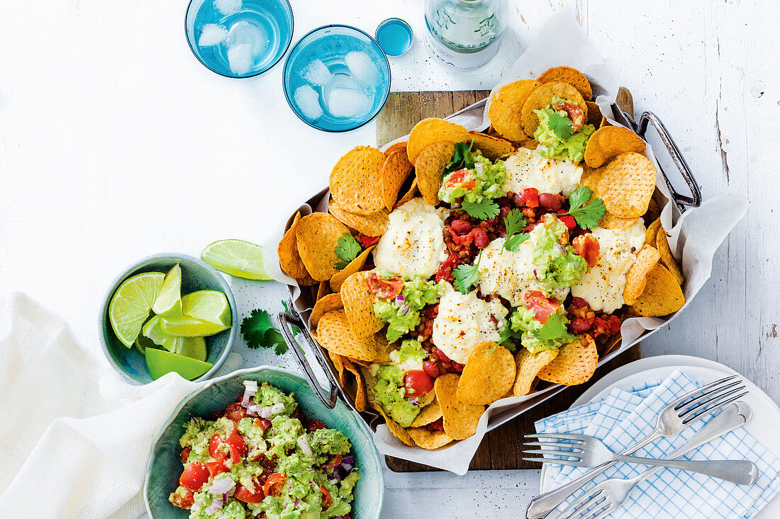 Einfache Linsen-Bohnen-Nachos mit Guacamole