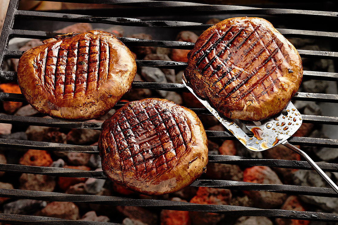 Gegrillte Pilzsteaks mit Honig-Balsamico-Glasur