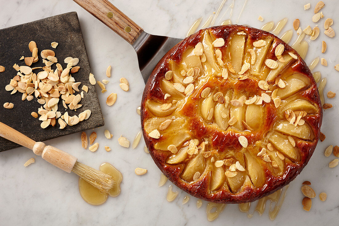 Cardamom and pear cake with honey and almond flakes